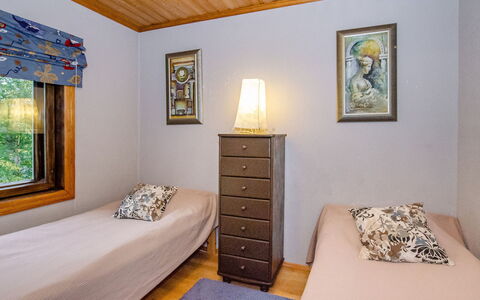 Lieksa 724: Bett, Schlafzimmer, Interior Design, Möbel, Fussboden, Bettdecke, Flooring, Bedding, Holz, Zimmer