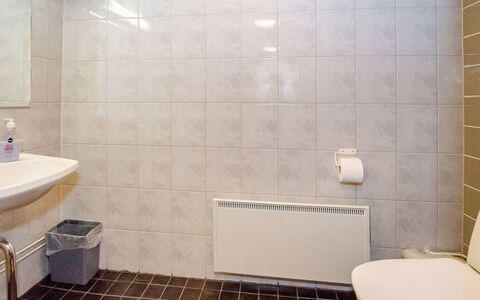 Lieksa 724: Badezimmer, Flooring, Armatur, Wand, Fussboden, Interior Design, Bad Sink, Fliese, Installation, Zapfhahn