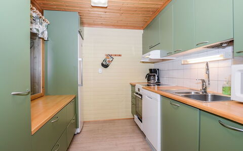 Lieksa 725: Holz, Interior Design, Flooring, Küche, Fussboden, Countertop, Cabinetry, Decke, Möbel, Holzbeize