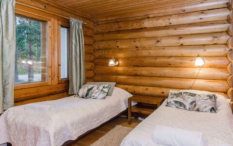 Kolin Kuningatar: Holz, Bett, Schlafzimmer, Interior Design, Decke, Möbel, Fussboden, Flooring, Bettdecke, Bettrahmen