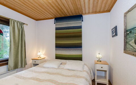 Lieksa 725: Bett, Interior Design, Möbel, Schlafzimmer, Wand, Fussboden, Flooring, Holz, Bettdecke, Decke