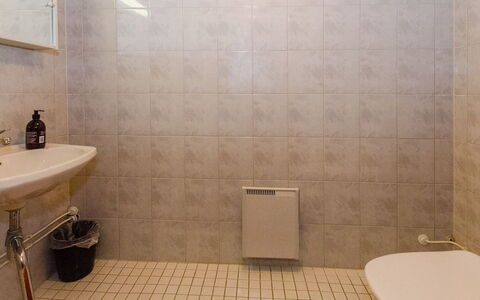 Lieksa 725: Badezimmer, Armatur, Flooring, Wand, Bad Sink, Fussboden, Interior Design, Sinken, Toilleten Sitz, Toilette