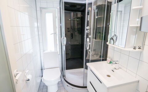 Tuuliranta: Armatur, Interior Design, Badezimmer, Bad Sink, Fussboden, Sinken, Installation, Flooring, Zimmer, Spiegel