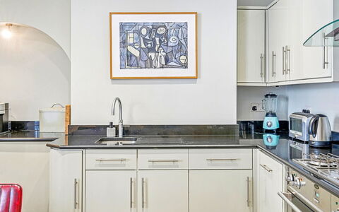 London Kingston 602: Küchengerät, Küche, Interior Design, Möbel, Countertop, Major Appliance, Flooring, Cabinetry, Fussboden, Haushaltsgerät