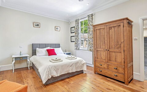 London Kingston 602: Möbel, Interior Design, Flooring, Fussboden, Holz, Schlafzimmer, Bett, Zimmer, Holzboden, Cabinetry