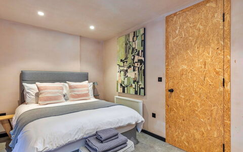 Bognor Regis 602: Interior Design, Möbel, Wand, Schlafzimmer, Flooring, Fussboden, Holz, Bettdecke, Decke, Bett