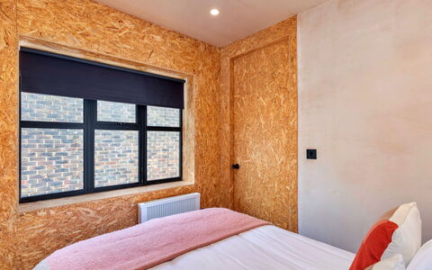 Bognor Regis 602: Wand, Holz, Braun, Schlafzimmer, Backstein, Holzbeize, Bedding, Bettdecke, Hartholz, Bett