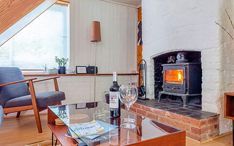 Hollybush Studio: Möbel, Flooring, Wand, Interior Design, Fussboden, Holz, Wohnzimmer, Feuerstelle, Couch, Beleuchtung