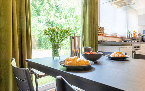 Hollybush Studio: Möbel, Interior Design, Holz, Countertop, Tabelle, Geschirr, Beleuchtung, Zuhause, Küche, Küche & Esszimmer Tisch