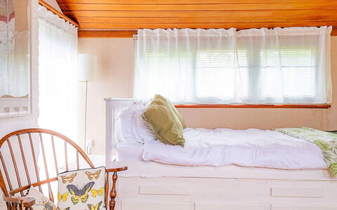 Hollybush Studio: Möbel, Interior Design, Wand, Fussboden, Flooring, Holz, Schlafzimmer, Bett, Zimmer, Linens