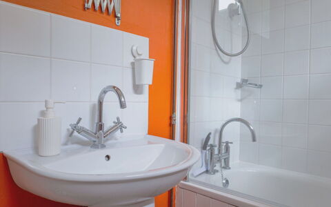 Hollybush Studio: Bad Sink, Armatur, Sinken, Wand, Badezimmer, Interior Design, Zapfhahn, Flooring, Fussboden, Installation