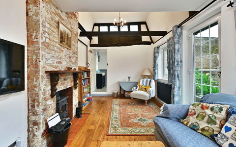 The Old Barn, Hadlow: Möbel, Wand, Interior Design, Holz, Decke, Flooring, Beleuchtung, Fussboden, Zuhause, Wohnzimmer