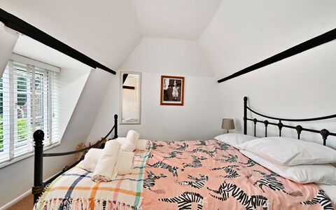 The Old Barn, Hadlow: Bett, Möbel, Schlafzimmer, Interior Design, Wand, Bedding, Holz, Bettdecke, Linens, Textil