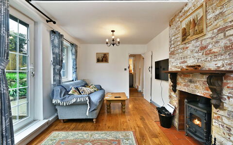 The Old Barn, Hadlow: Möbel, Interior Design, Wand, Holz, Flooring, Decke, Zimmer, Fussboden, Beleuchtung, Wohnzimmer