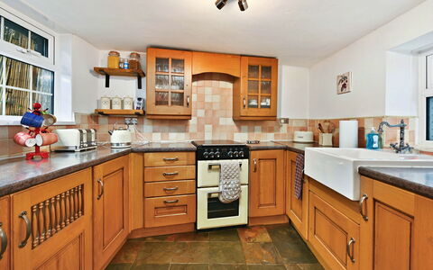 The Old Barn, Hadlow: Küche, Countertop, Cabinetry, Möbel, Küchengerät, Interior Design, Flooring, Major Appliance, Holz, Schublade