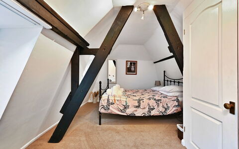 The Old Barn, Hadlow: Flooring, Wand, Fussboden, Interior Design, Holz, Decke, Schlafzimmer, Zimmer, Möbel, Bett