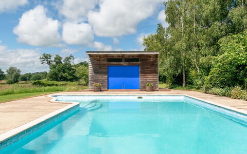 The Old Schoolhouse at Penrhos: Blau, Verbundwerkstoff, Schwimmbad, Gartenbauten, Schatten, Design, Landscaping, Holzbeize, Schuppen, Hinterhof