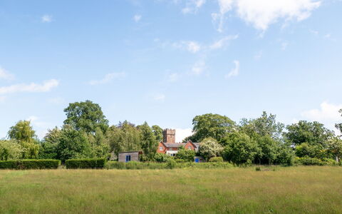 The Old Schoolhouse at Penrhos: Himmel, Daytime, Grün, Baum, Gras, Natur, Natürlichen Umgebung, Blatt, Vegetation