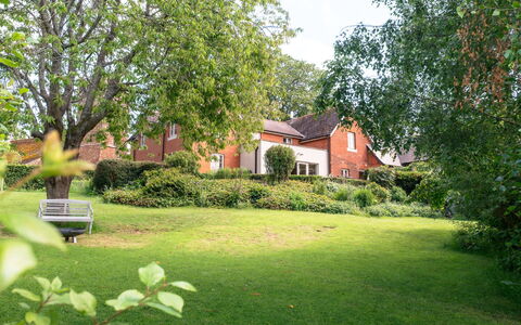 The Old Schoolhouse at Penrhos: Baum, Gras, Blatt, Vegetation, Ast, Strauch, Haus, Garten, Grundstueck