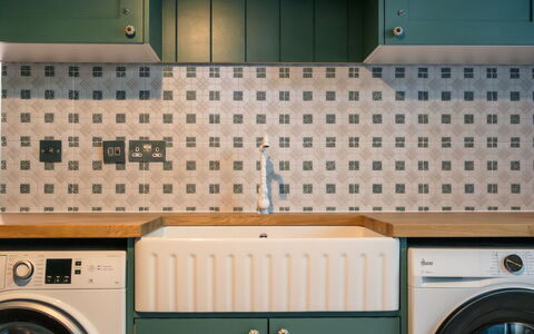 The Old Schoolhouse at Penrhos: Interior Design, Küche, Fliese, Cabinetry, Countertop, Holzbeize, Design, Keramik, Major Appliance, Farbe