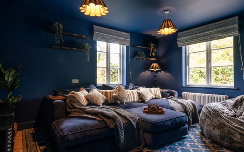 The Old Schoolhouse at Penrhos: Möbel, Blau, Interior Design, Couch, Wand, Flooring, Wohnzimmer, Zimmer, Fussboden, Decke