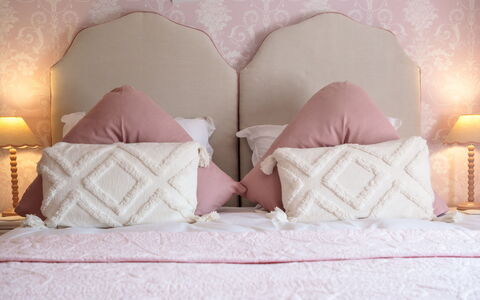 The Old Schoolhouse at Penrhos: Bett, Bedding, Schlafzimmer, Möbel, Bettdecke, Interior Design, Kissen, Linens, Rosa, Dekokissen