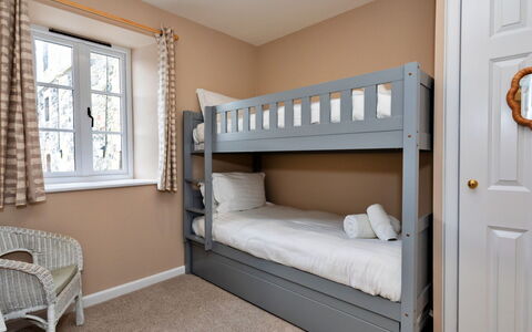 The Kiln: Etagenbett, Interior Design, Bett, Möbel, Schlafzimmer, Holz, Fussboden, Flooring, Bedding, Bettdecke