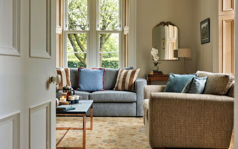 Spinney Corner: Couch, Möbel, Interior Design, Flooring, Wohnzimmer, Fussboden, Dekokissen, Zimmer, Kissen