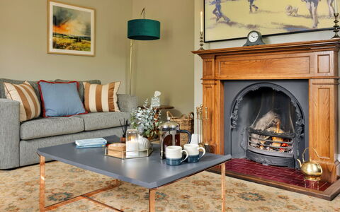Spinney Corner: Möbel, Interior Design, Flooring, Holz, Wohnzimmer, Fussboden, Zuhause, Feuerstelle, Couch, Beleuchtung