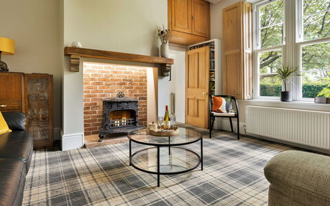 Spinney Corner: Flooring, Holz, Interior Design, Möbel, Fussboden, Zuhause, Wohnzimmer, Decke, Zimmer, Stuhl