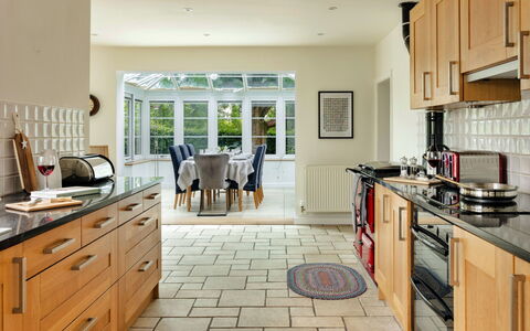 Spinney Corner: Küche, Flooring, Countertop, Möbel, Interior Design, Holz, Cabinetry, Küchengerät, Fussboden, Decke