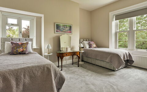 Spinney Corner: Möbel, Bett, Interior Design, Flooring, Fussboden, Schlafzimmer, Wand, Decke, Holz, Bettdecke