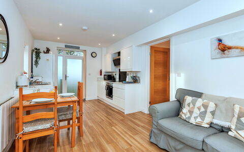 North View Annexe: Möbel, Flooring, Interior Design, Holz, Fussboden, Holzboden, Decke, Tabelle, Wohnung, Zimmer