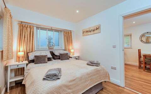 North View Annexe: Möbel, Bett, Interior Design, Schlafzimmer, Bedding, Bettdecke, Holz, Linens, Decke, Fussboden