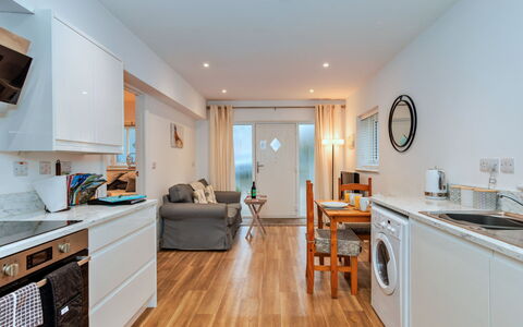 North View Annexe: Möbel, Küche, Flooring, Interior Design, Holzboden, Major Appliance, Fussboden, Küchengerät, Countertop, Holz