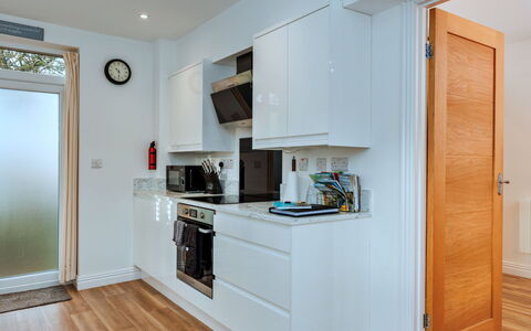 North View Annexe: Interior Design, Cabinetry, Flooring, Küchengerät, Countertop, Möbel, Major Appliance, Wand, Küche, Holz