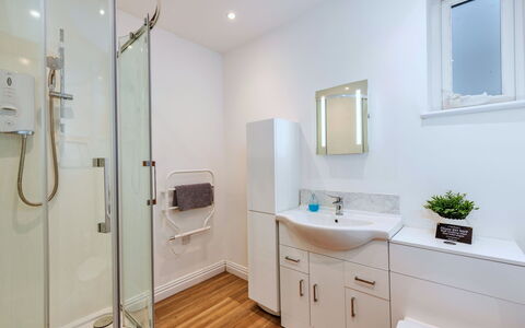 North View Annexe: Interior Design, Armatur, Flooring, Badezimmer, Fussboden, Sinken, Bad Sink, Zapfhahn, Toilette, Installation