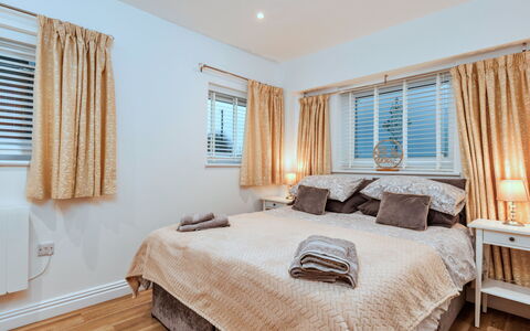 North View Annexe: Bett, Möbel, Schlafzimmer, Interior Design, Bedding, Bettdecke, Holz, Decke, Linens, Fussboden