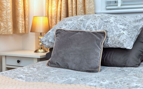 North View Annexe: Schlafzimmer, Möbel, Interior Design, Bedding, Bettdecke, Linens, Bett, Kissen, Dekokissen, Textil