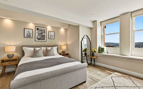 Willow'S View: Möbel, Bett, Interior Design, Fussboden, Flooring, Schlafzimmer, Wand, Zimmer, Holz, Decke