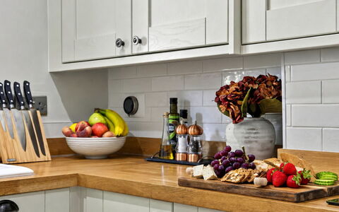 Willow'S View: Obst, Geschirr, Essen, Küche, Möbel, Countertop, Flasche, Cabinetry, Küchengerät, Schublade