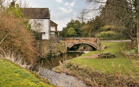 Bourne Edge: Brücke, Wasservorräte, Wasser, Gewässer, Natur, Wasserlauf, Wasserweg, Kanal, Bogenbrücke