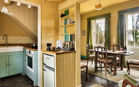 Bourne Edge: Möbel, Interior Design, Flooring, Holz, Fussboden, Decke, Küche, Countertop, Beleuchtung, Cabinetry