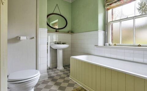 Bourne Edge: Wand, Flooring, Armatur, Badezimmer, Fussboden, Interior Design, Installation, Badewanne, Toilette, Zapfhahn