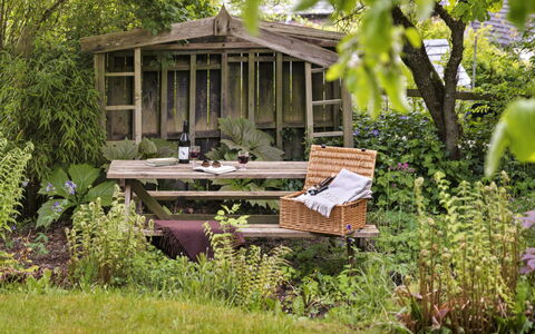 Bourne Edge: Garten, Strauch, Pflanzengemeinschaft, Möbel, Gartenmöbel, Ground, Hinterhof, Tisch Im Freien, Frühling