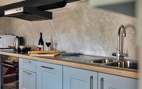 The Lake Gables: Küche, Countertop, Küchengerät, Major Appliance, Interior Design, Flooring, Herd, Cabinetry, Möbel, Herd