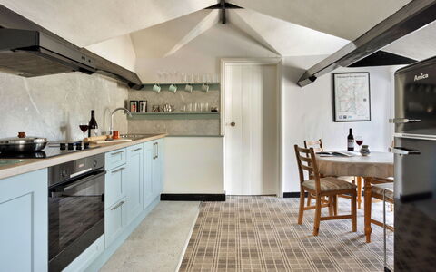 The Lake Gables: Küche, Möbel, Interior Design, Countertop, Flooring, Wand, Küchengerät, Decke, Holz, Major Appliance