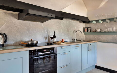 The Lake Gables: Küche, Countertop, Küchengerät, Major Appliance, Herd, Interior Design, Cabinetry, Flooring, Herd, Gasherd