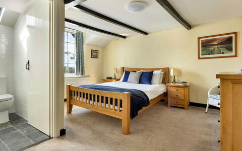 The Lake Gables: Möbel, Bett, Interior Design, Schlafzimmer, Zuhause, Decke, Fussboden, Bettrahmen, Zimmer, Bedding
