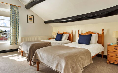 The Lake Gables: Möbel, Holz, Schlafzimmer, Bett, Decke, Interior Design, Fussboden, Flooring, Bedding, Bettdecke